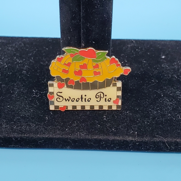 Mary Engelbreit 'Sweetie Pie' pinback brooch cherries food rare Limited Edition - Picture 3 of 3